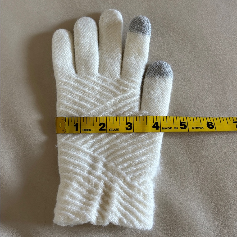 Cream white tech friendly soft gloves - Picture 4 of 4